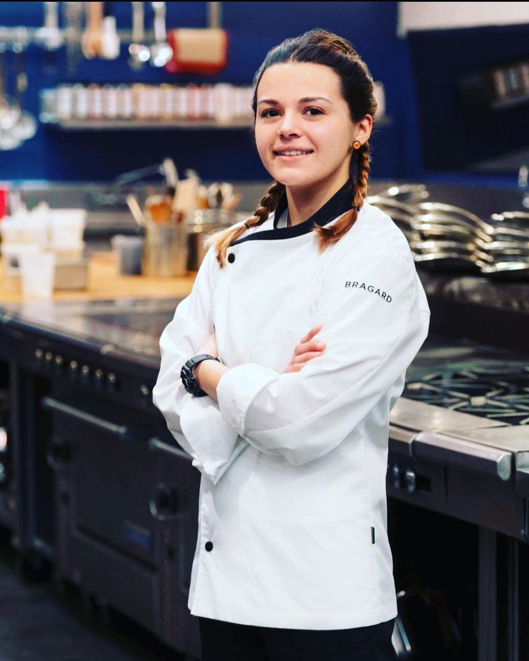 https://williamsburgvisitor.com/wp-content/uploads/2022/10/Williamsburg-Virginia-Gabrielle-DSilva-a-sous-chef-at-Casa-Pearl-hells-kitchen.jpg