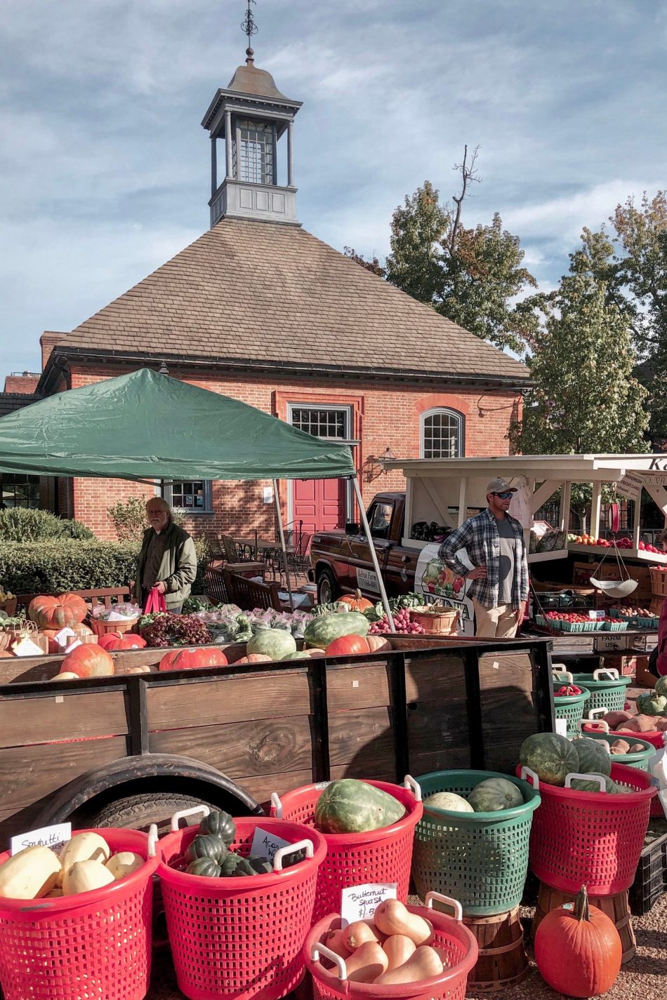 dogstreet_colonialwilliamsburg_farmersmarket_williamsburgvisitor